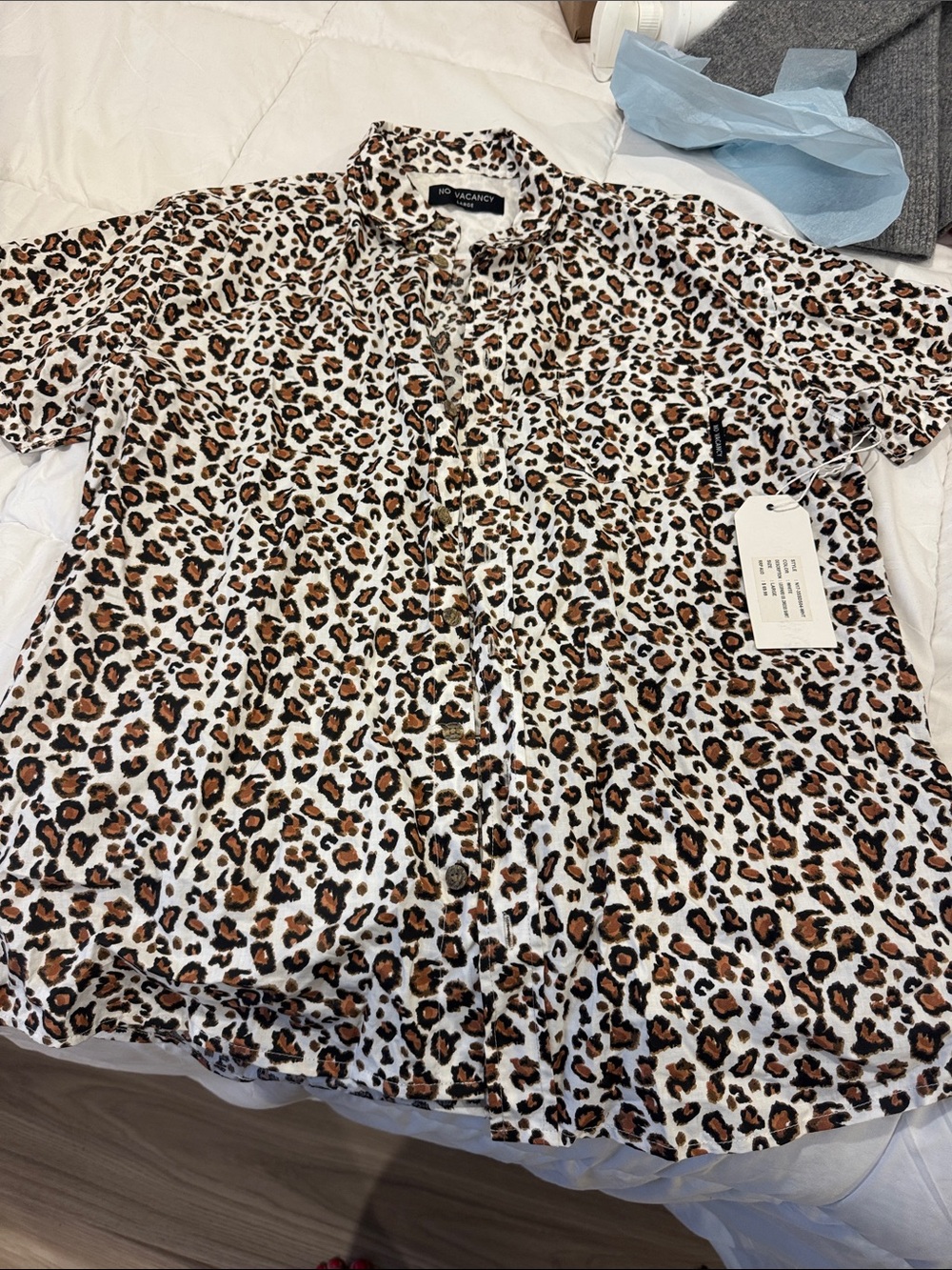 NWT No Vacancy mens  White Leopard Print Short Sleeve Button-Down Shirt Large